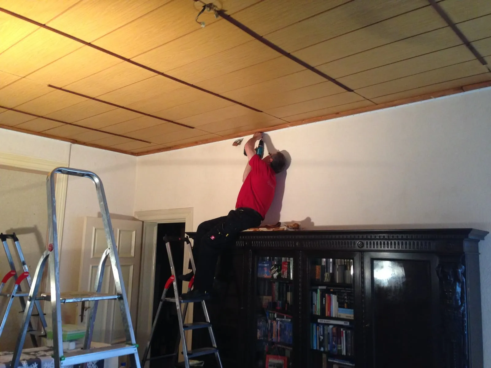 Monteur befestigt das Montageprofil an der Wand