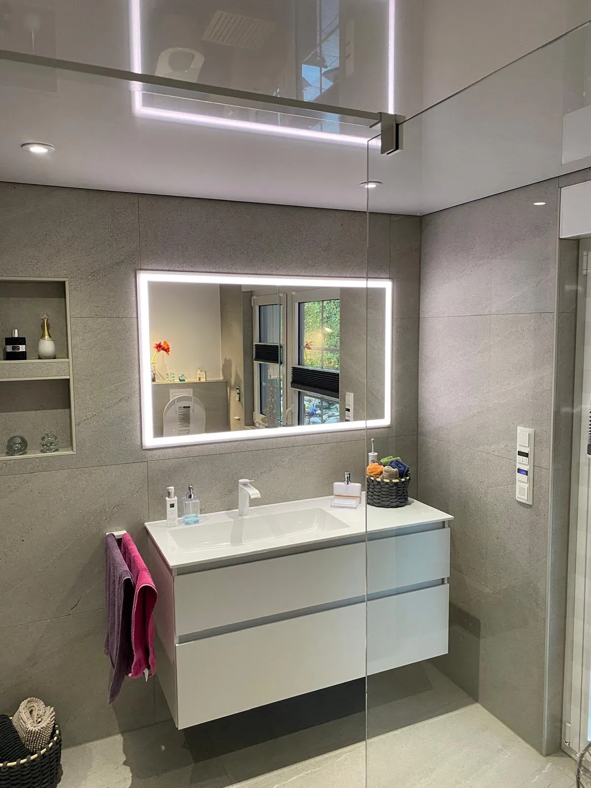 Badezimmer mit grauer Lackdecke und Einbauspots