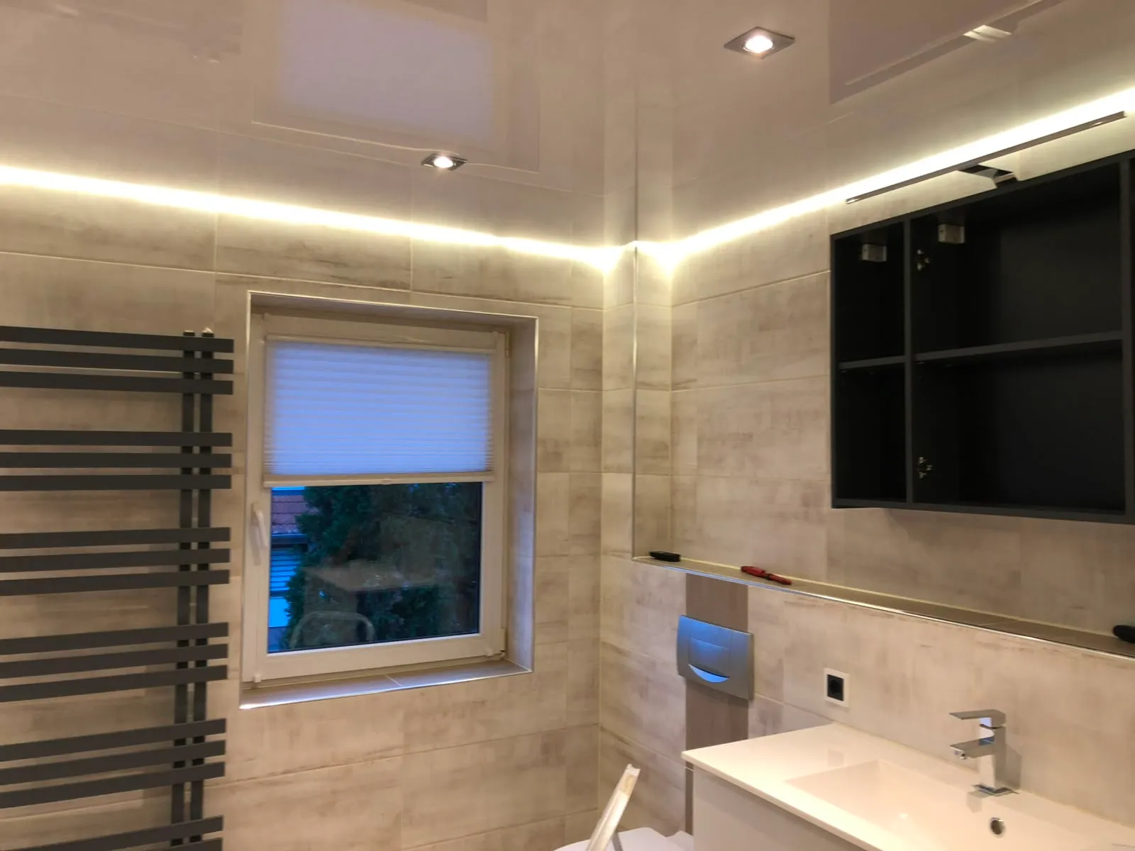 Badezimmer mit Lackdecke, umlaufender Lichtvoute und Spiegelschrank