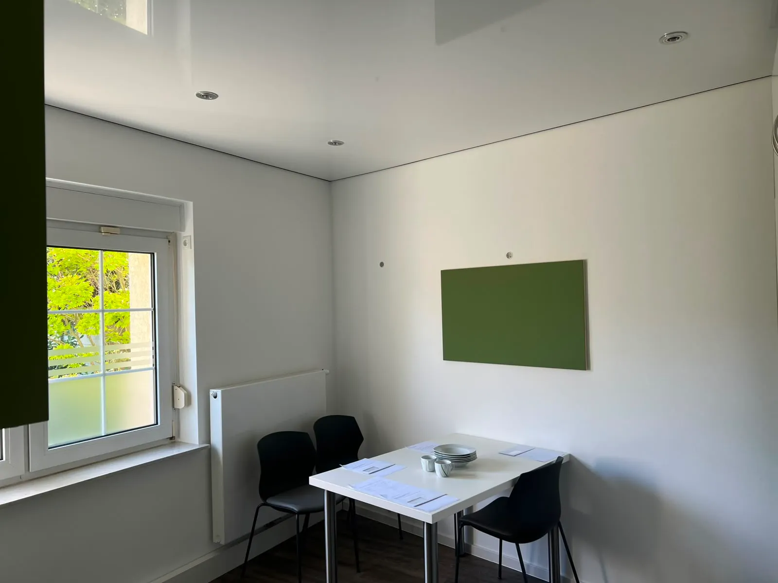 Besprechungsraum mit Hochglanzdecke und Einbauspots