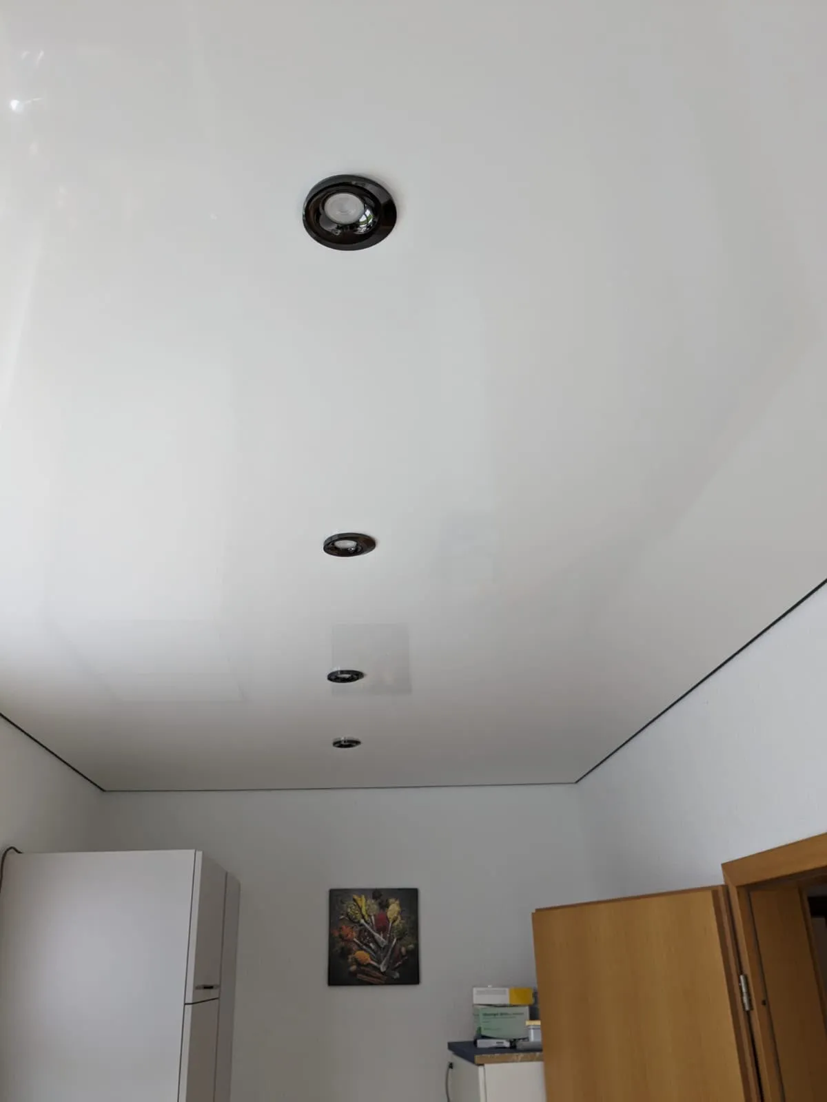 Schwarze Downlights in einer weißen Hochglanzdecke