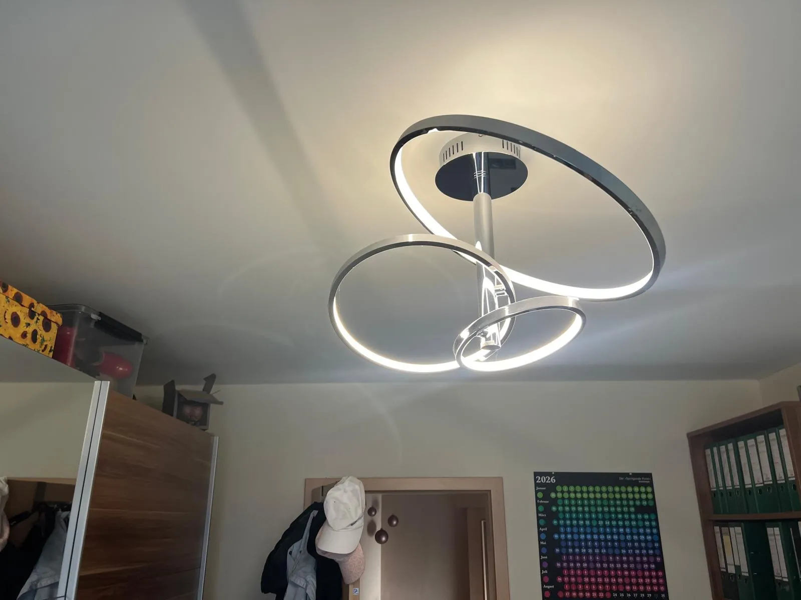 Vom Kunden gestellte LED-Ringleuchte, direkt in die Spanndecke gesetzt