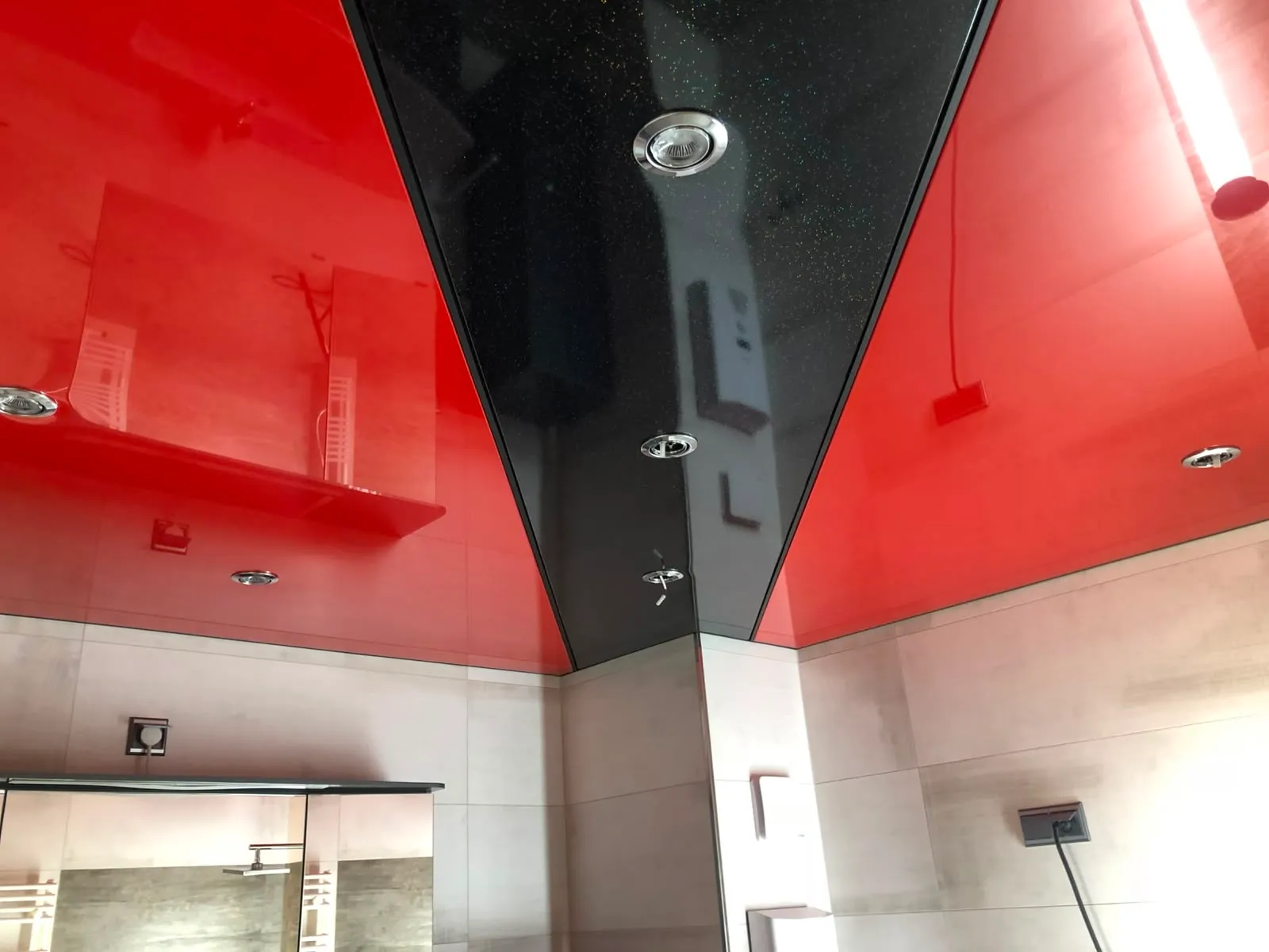 Geteilte Lackdecke in Rot und Schwarz mit Einbauspots