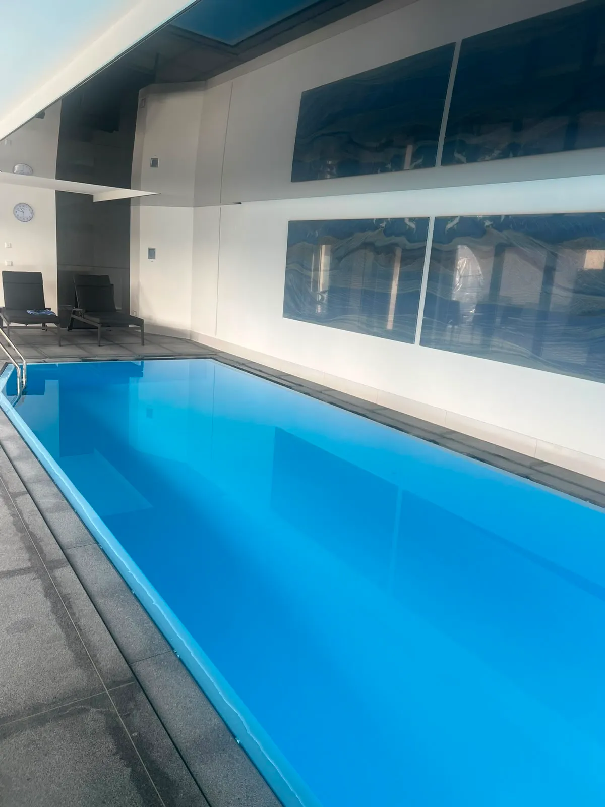Blick über den Pool auf die spiegelnde Lackdecke