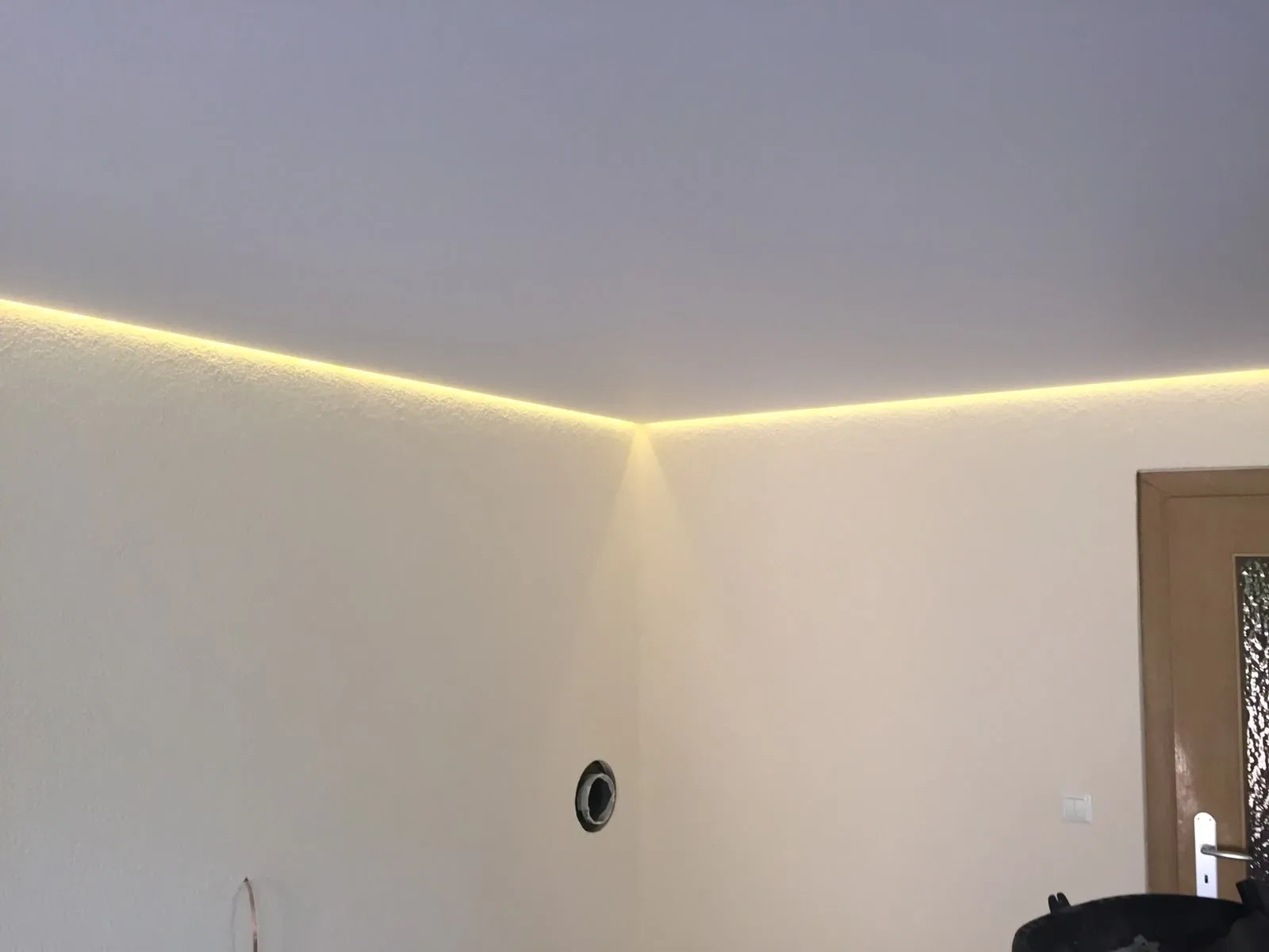 Warmes LED-Band, das aus der Lichtvoute die Wand hinunterstrahlt