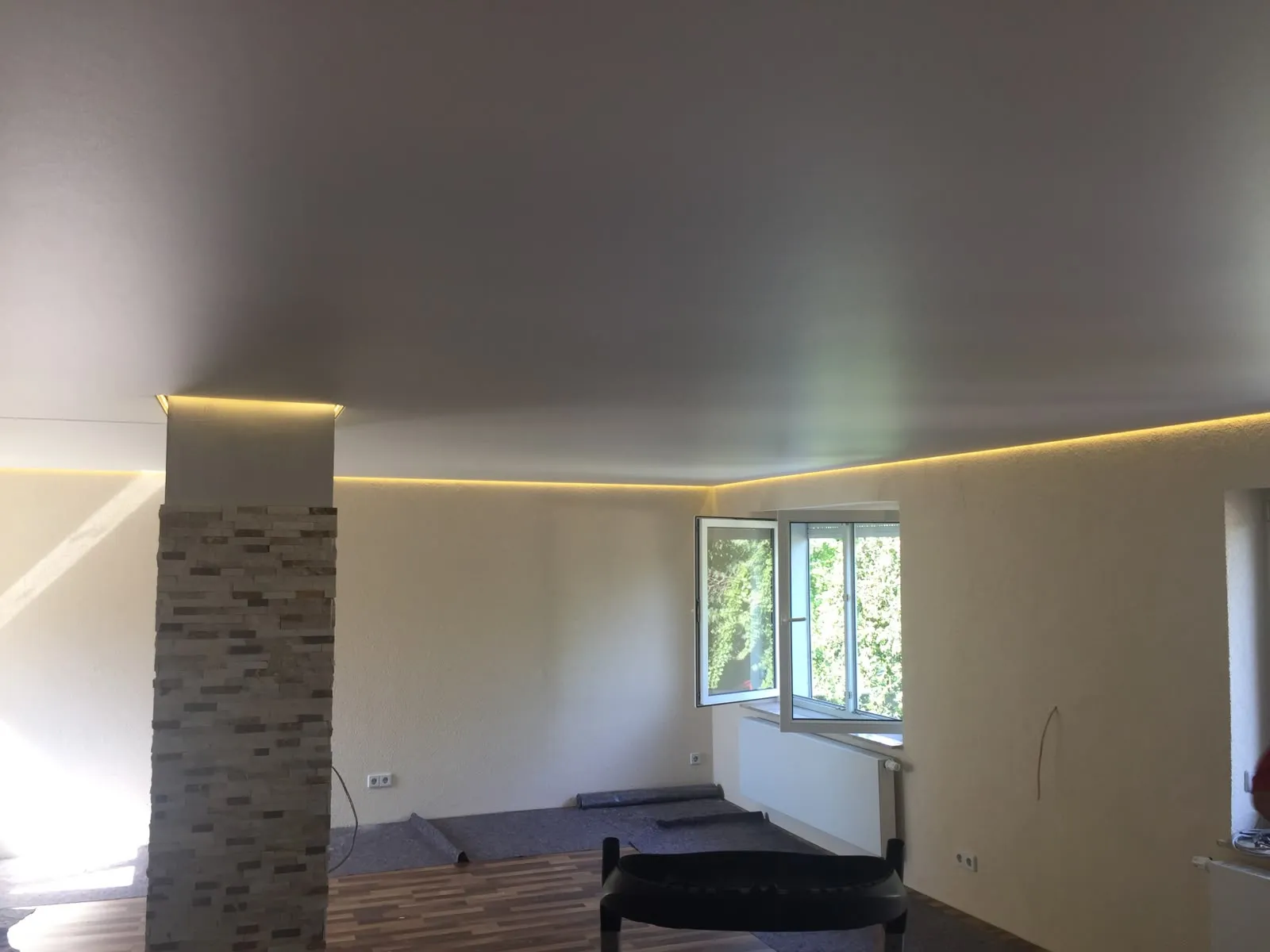 Schmale LED-Linie, die umlaufend die ganze Decke zeichnet