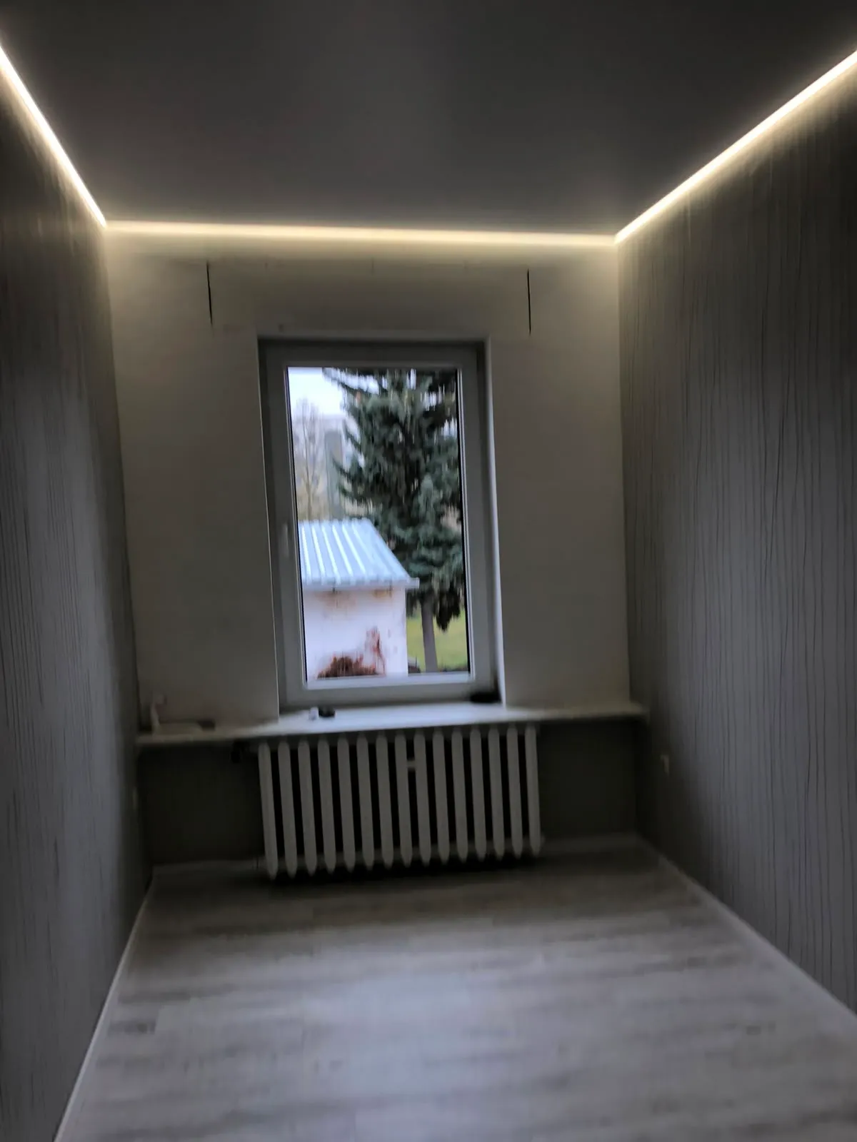 Umlaufendes LED-Band als schmale Lichtlinie rund um die Decke