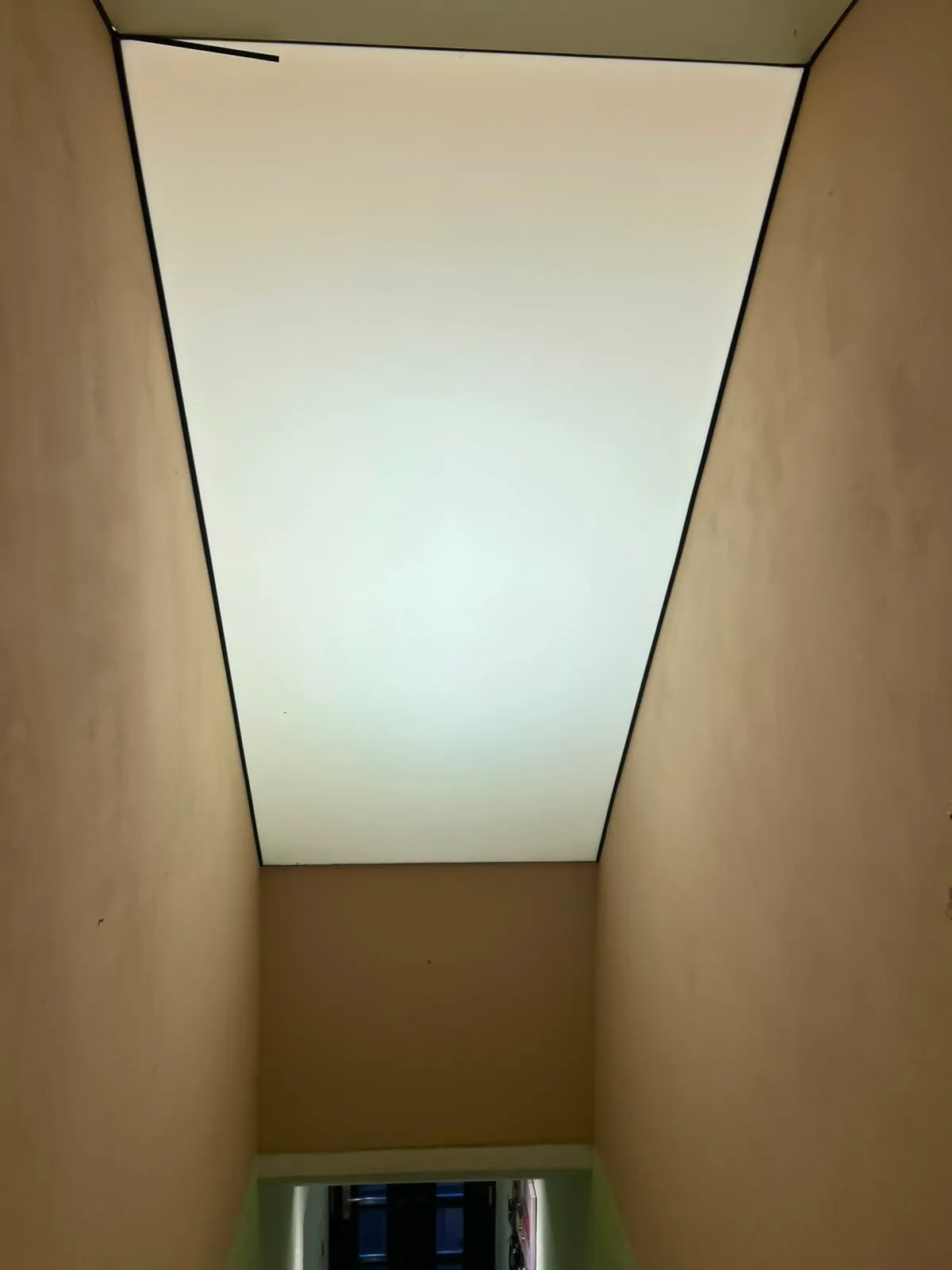 Hinterleuchtete Lichtdecke über dem Treppenhaus, zweite Ansicht