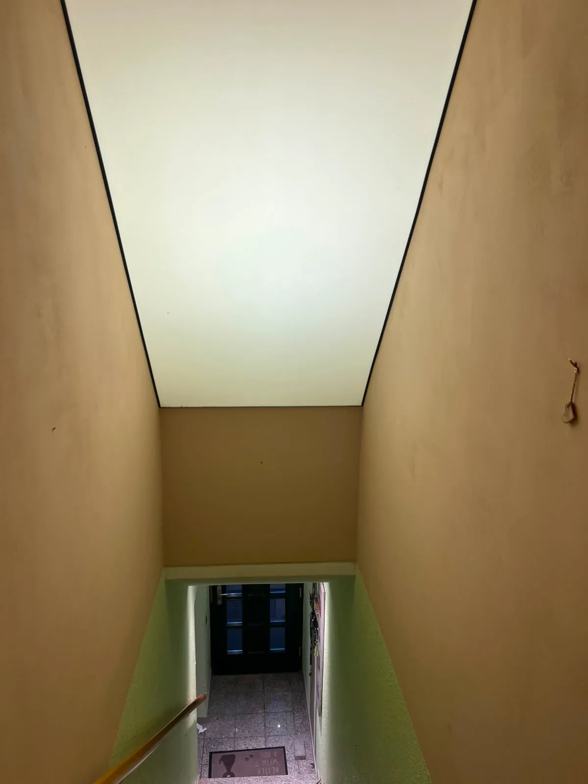 Leuchtende Lichtdecke über einem Treppenhaus