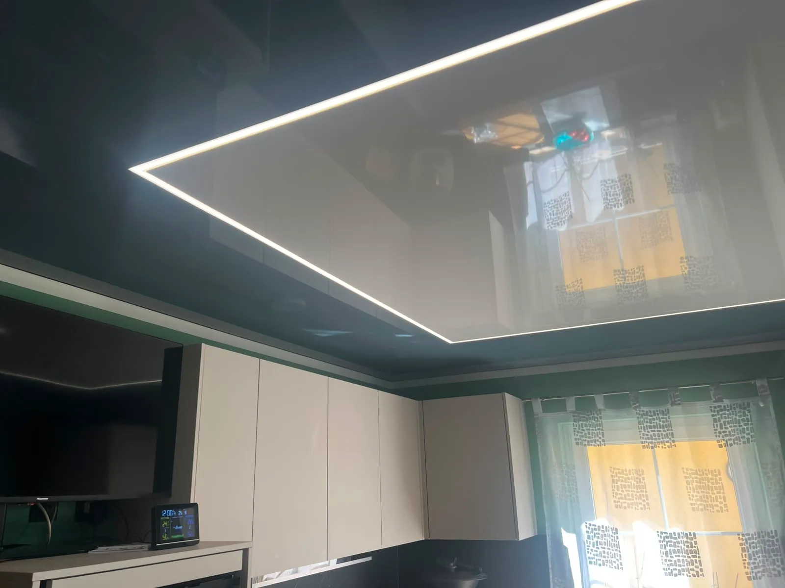 Glänzendes Lichtpanel mit umlaufender LED-Linie in dunkelgrauer Lackdecke