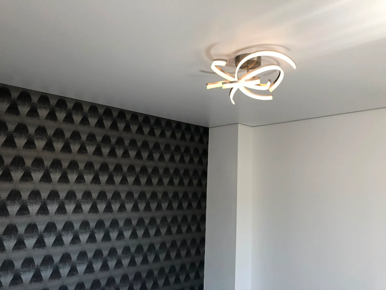Schlafzimmer nachher mit Satindecke und moderner LED-Leuchte