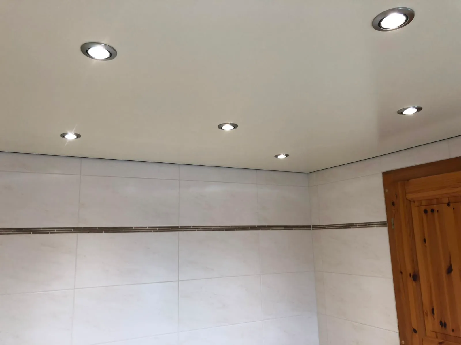 Dasselbe Badezimmer nachher, glatte weiße Decke mit sechs Einbauspots