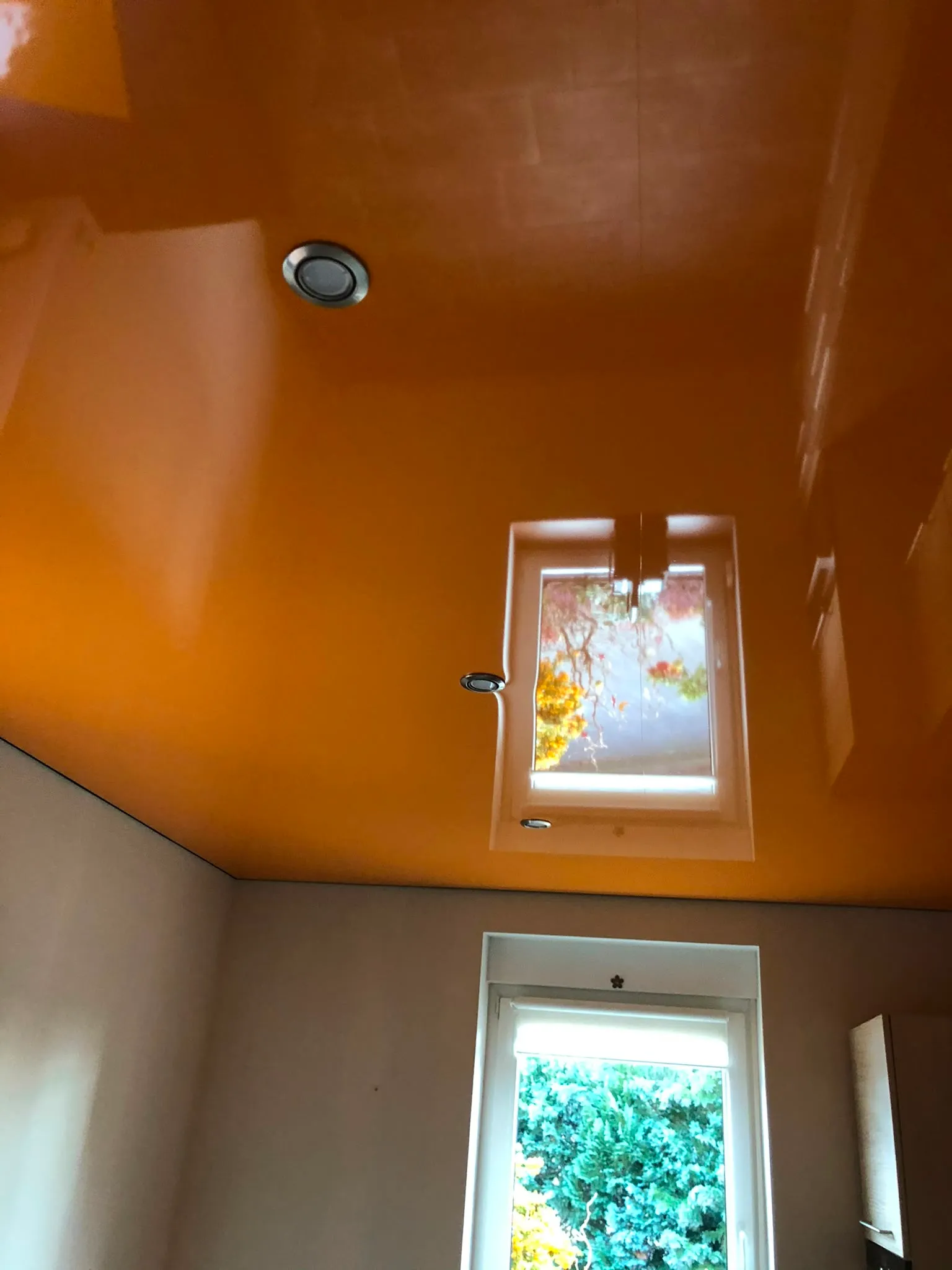 Dieselbe Küche mit oranger Hochglanz-Lackdecke und Einbauspot