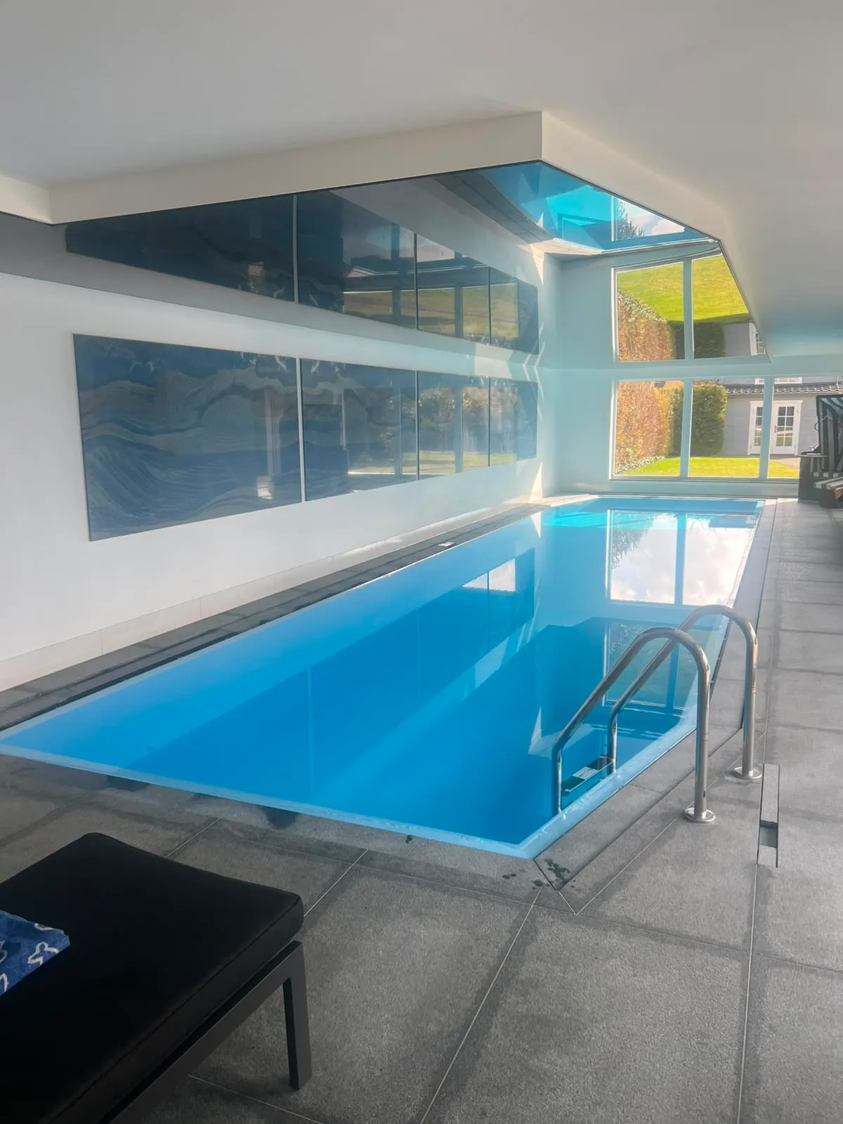 Blick über den Innenpool auf die spiegelnde Lackdecke