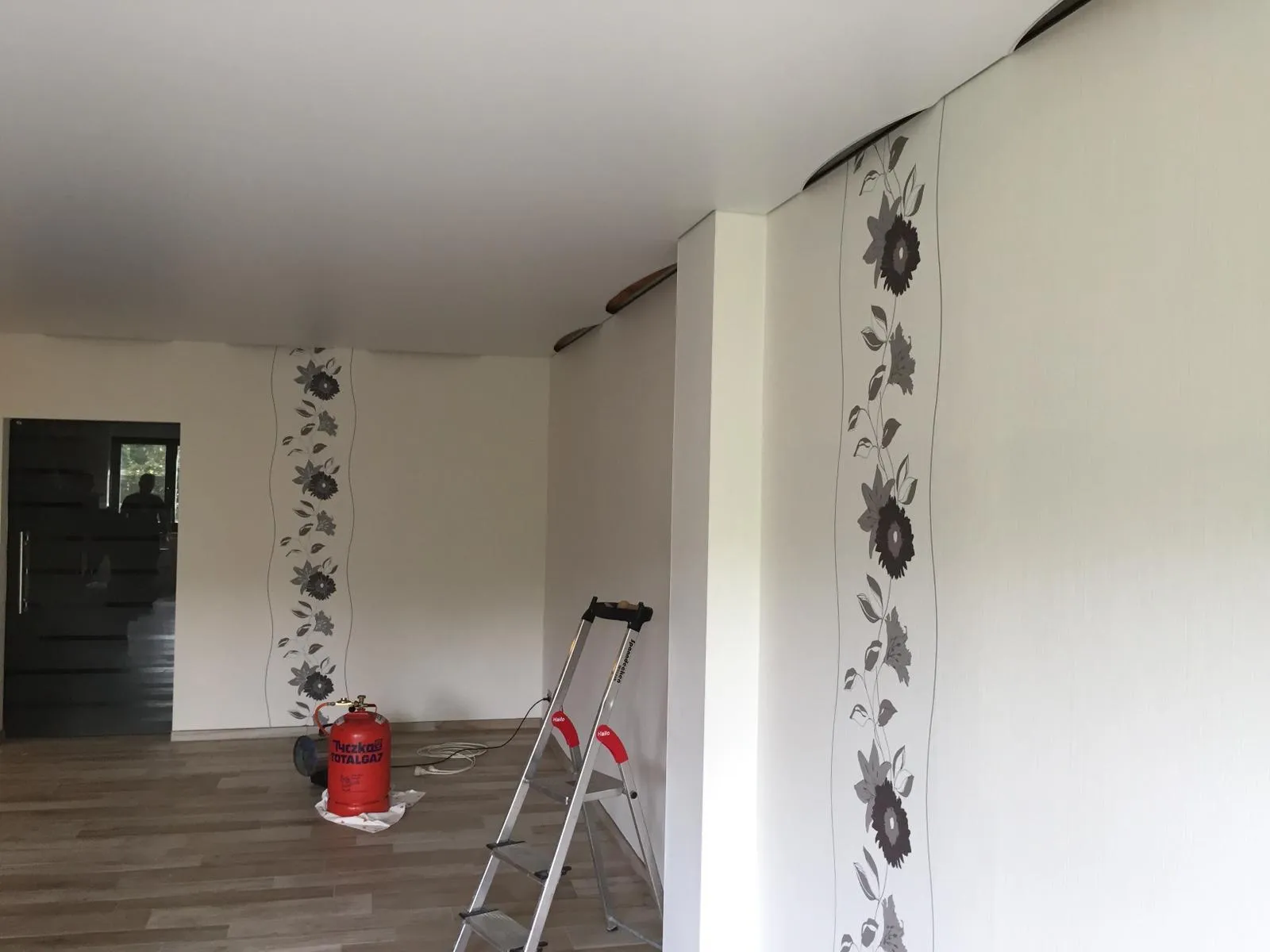 Der Raum während der Montage, die Decke ist bereits eingespannt