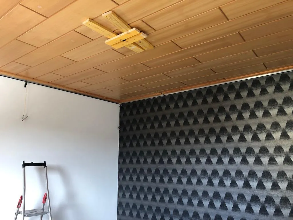 Schlafzimmer vorher mit alter Holzpaneeldecke