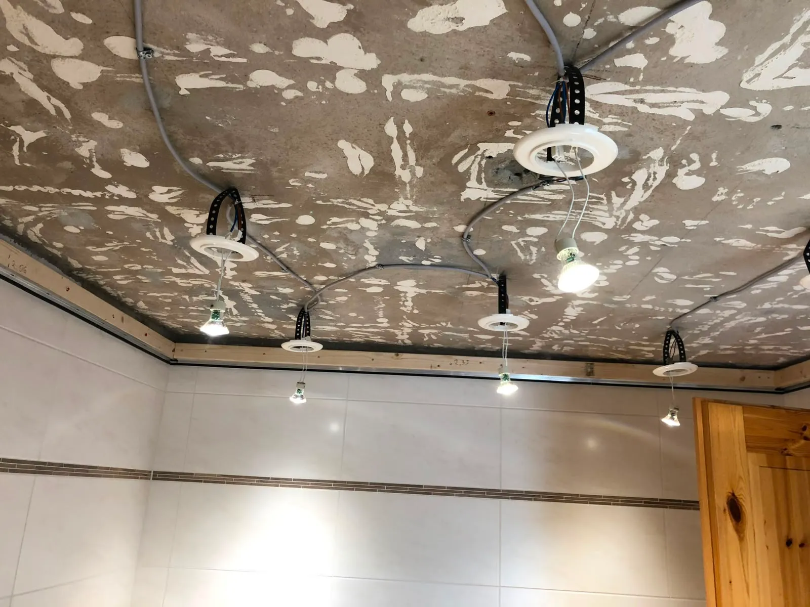 Badezimmer vorher, Rohdecke mit Kabeln und Unterkonstruktion