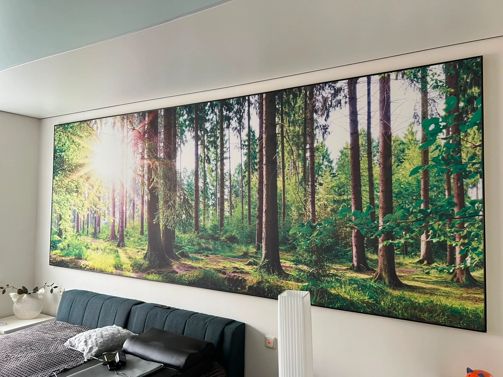 Bedruckte Wandbespannung mit Waldmotiv über die ganze Zimmerwand