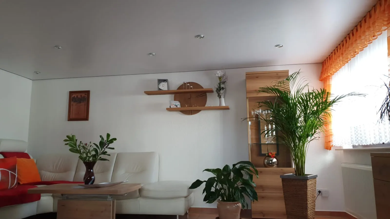 Wohnzimmer mit Satindecke in Weiß und Einbauspots